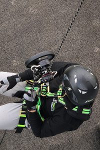 In Action: Abseilen mit Auffanggurt von Kratos Safety